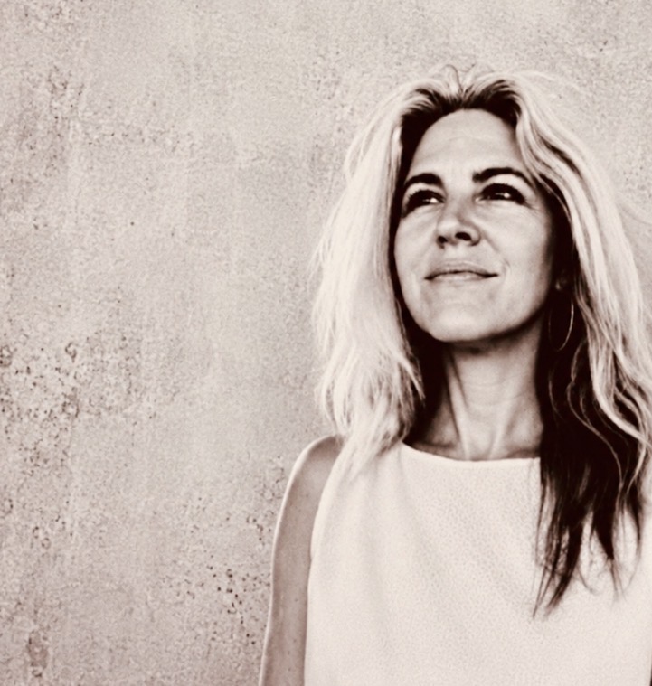 Zwart-wit portret van de ontwerper achter Studio D Design